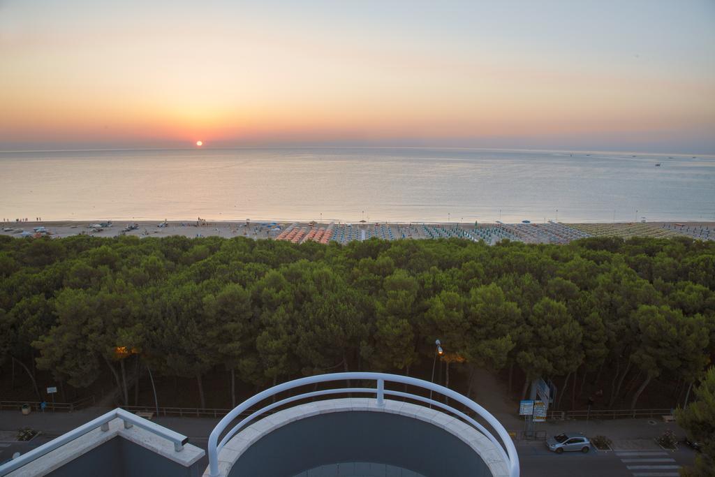 Hotel Meripol Alba Adriatica Exterior photo