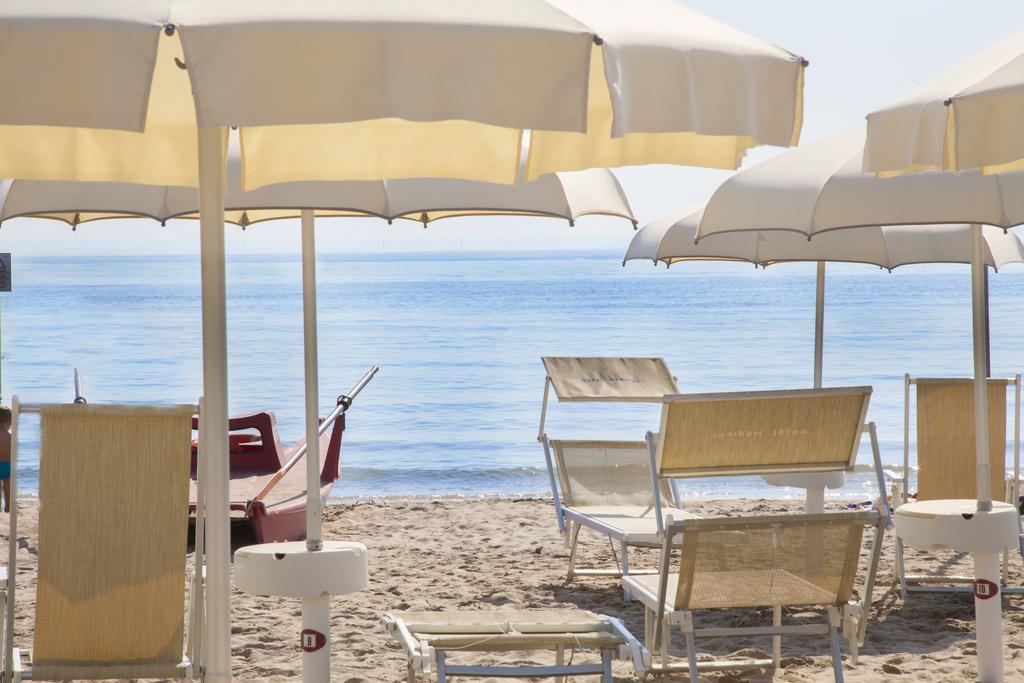 Hotel Meripol Alba Adriatica Exterior photo