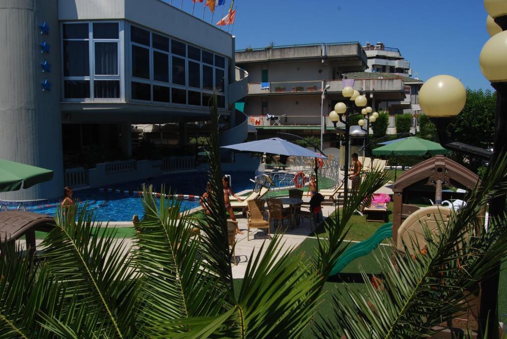 Hotel Meripol Alba Adriatica Exterior photo
